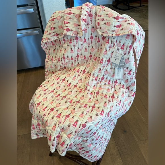 Kate Quinn Pink Vintage Ornaments Circle Quilt - Picture 2 of 3